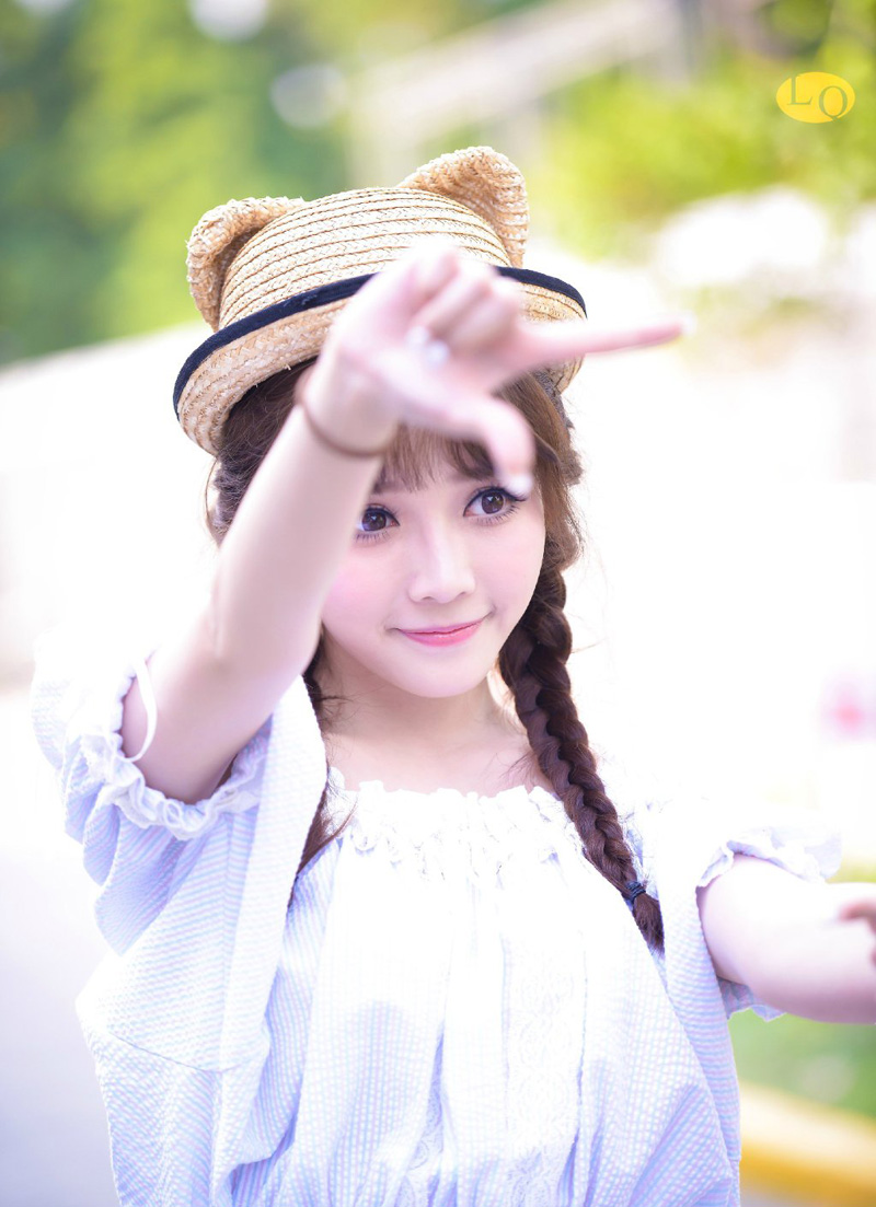 “夫人，有事？”刘璝回头，看着这个曾经名满蜀中的美人，如今却已经成了自己的妻子，成了自己孩子的娘亲，当初不知道羡煞多少蜀中俊杰，每每想到这里，刘璝就一阵自豪。
